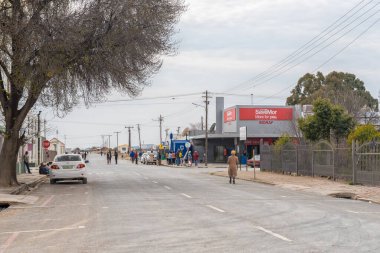 HANover, Güney Afrika - 2. Sezon 2022: Kuzey Karoo Burnu 'ndaki Hanover' de işletmelerin olduğu bir sokak sahnesi. Araçlar ve insanlar görünür.