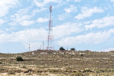 Kuzey Karoo Burnu 'ndaki Loxton tepesinde bir baz istasyonu. Loxton ismi tepenin yamacında görünür.