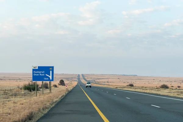 Bloemfontein Güneyinde Bir Yön Tabelası Bir Araç Görülebilir Durumda — Stok fotoğraf