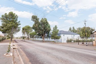 LOXTON, GÜNEY AFRİKA - 2. SEP 2022 Kuzey Karoo Burnu, Loxton 'daki Karos Konukevi ile çakıllı sokak sahnesi.