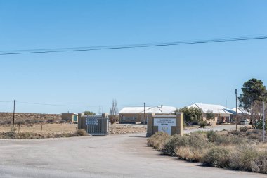 FRASERBURG, Güney Afrika - SEP 3, 2022: Kuzey Burnu Karoo 'daki Fraserburg halk sağlığı merkezine giriş.