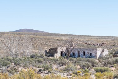 Kuzey Karoo Burnu 'nda Fraserburg ve Sutherland arasındaki tarihi posta güzergahında harabe olan bir manzara.