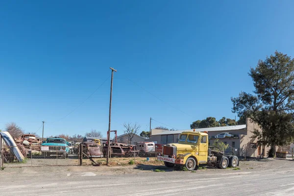 南アフリカのサザーランド 2022年9月3日 北ケープ州のサザーランドでのワークショップでヴィンテージカーの残骸があるストリートシーン — ストック写真