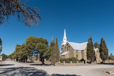SUTHERLAND, Güney Afrika - SEP 3, 2022: Kuzey Cape Eyaleti Sutherland 'deki Hollanda Reform Kilisesi ile bir sokak sahnesi
