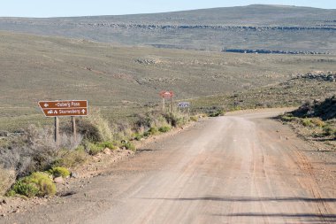 SUTHERLAND, Güney Afrika - SEP 4, 2022: Karoo Burnu 'nun kuzeyindeki Sutherland yakınlarındaki Bo-Visrivier yolundan Ouberg Geçidi' ne sapın