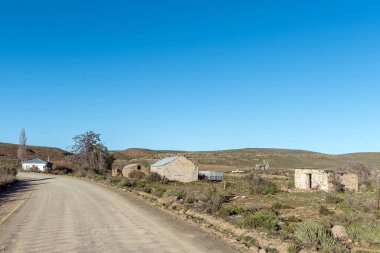 SUTHERLAND, Güney Afrika - SEP 4, 2022: Kuzey Cape Eyaleti Sutherland yakınlarındaki Bo-Visrivier yolu üzerindeki Groenfontein çiftliğinde yol manzarası