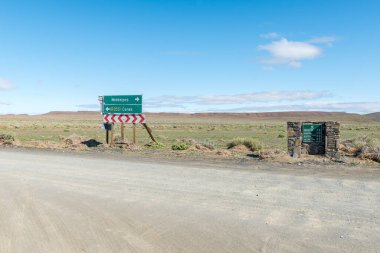 TANKWA, Güney Afrika - 4. SEP 2022: P2250 ve P2252 yolları arasındaki kavşak Tankwa Karoo Milli Parkı
