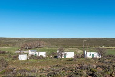 SUTHERLAND, Güney Afrika - SEP 4, 2022: Sutherland yakınlarındaki Bo-Visrivier yolu üzerindeki Kanolfontein çiftliğinde çiftlik işçisi evleri.