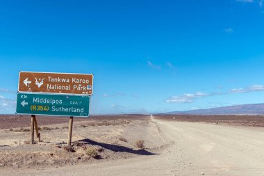 TANKWA, GÜNEY AFRICA - 4. SEP 2022: Batı Cape Eyaleti 'nin Tankwa Karoo' sunda P2250 ve R355 yolları arasındaki kavşak