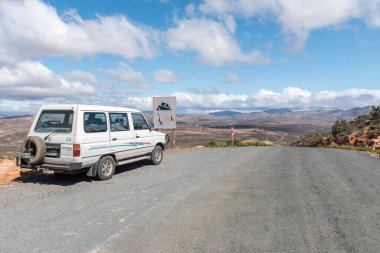 CEDERBERG, Güney Afrika - SEP 4, 2022: Batı Cape Cederberg 'deki Katbakkies Geçidi' nin tepesi. Bir araç görünüyor.