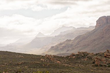 Batı Cederberg Burnu 'ndaki Stadsaal Mağaraları' ndan kuzeybatıya bakın. Wolfberg ve Square Tower Peak görünüyor