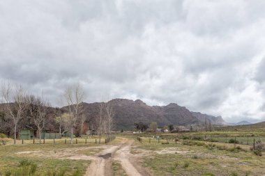 KROMRIVIER, Güney Afrika - SEP 5, 2022: Batı Cape Cederberg Parkı 'ndaki Kromrivier Cederberg Parkı' nda çiftlik binaları görülebilen kamp alanları