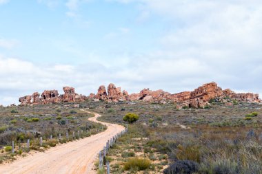 Batı Cape Cederberg 'deki Stadsaal Mağaraları' na giden yol. Kaya oluşumları görünür.