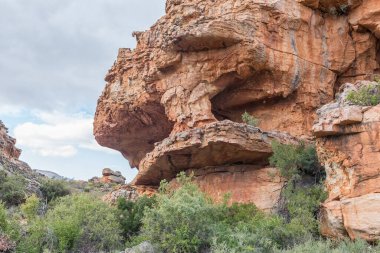 Batı Cederberg Burnu 'ndaki Stadsaal Mağaraları' nda bir kaya kemeri ve balkon.