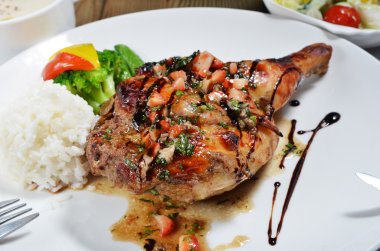 kızarmış tavuk budu