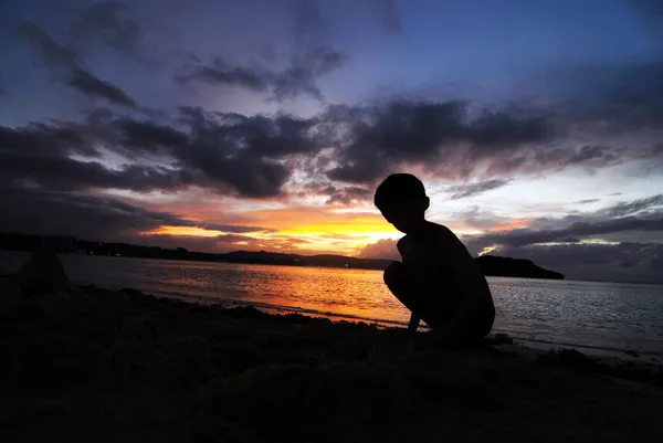 Silhouette di bambini che giocano sulla spiaggia — Foto Stock