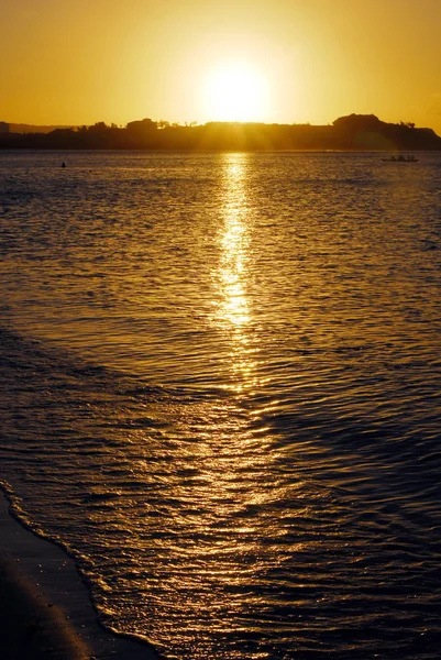 Zonsondergang aan het strand — Stockfoto