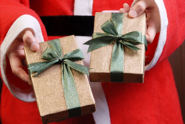 Санта-Клаус и подарок — стоковое фото