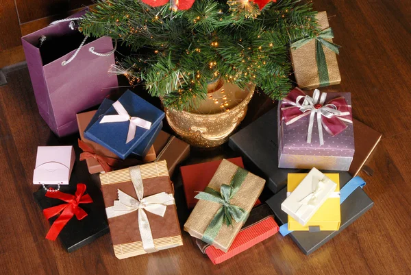 Weihnachtsbaum mit Geschenken — Stockfoto