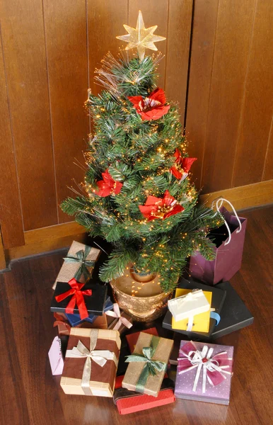 Weihnachtsbaum mit Geschenken — Stockfoto