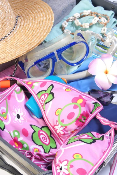 Valise ouverte avec des articles de vacances — Photo