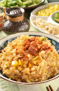 Kızarmış pirinç.