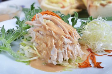 haşlanmış tavuk sosuyla rendelenmiş