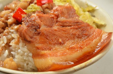 Demlenmiş Domuz eti ve pirinç