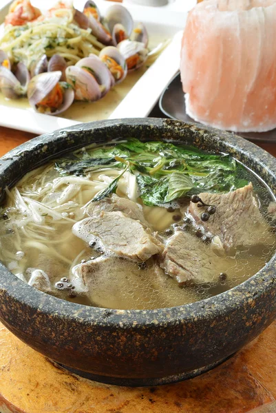 Суп з локшиною з тушкованої яловичини — стокове фото