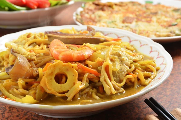 Curry-fried noodles with seafood — Stock Photo, Image