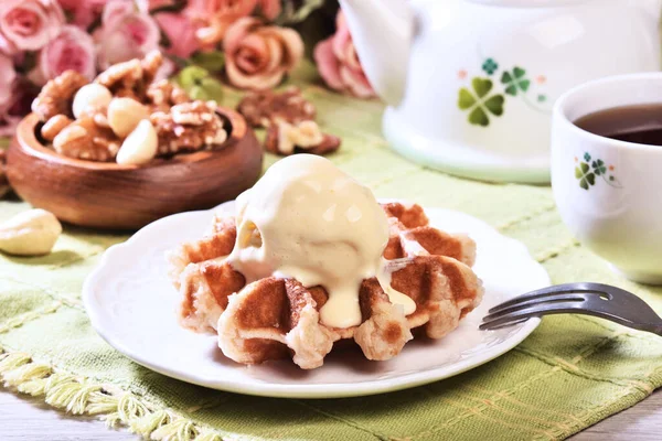 Assiette Gaufres Belges Avec Crème Glacée — Photo