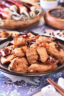 Tabakta baharatlı tavuk.