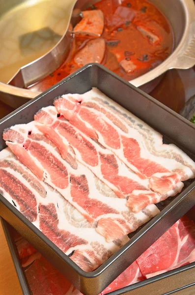 Rohes Schweinefleisch Der Schüssel Warten Bis Heißen Topf Kocht — Stockfoto