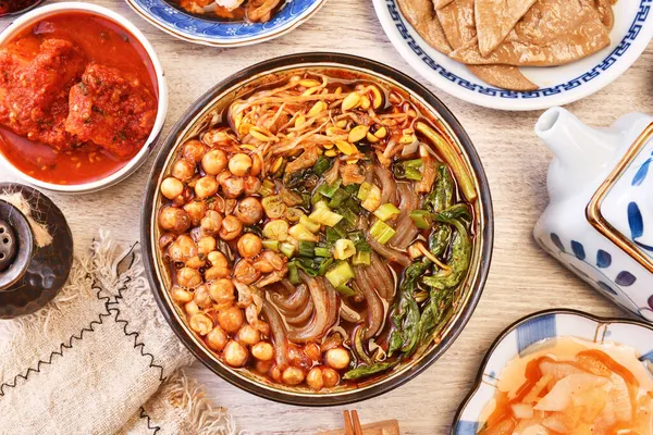 Macarrão Sopa Quente Azedo Mesa Madeira — Fotografia de Stock