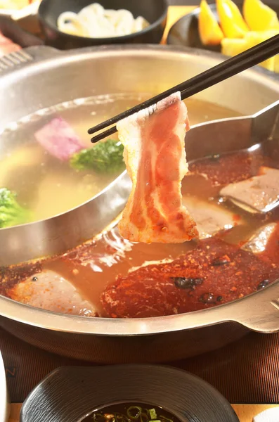 Chopstic Segurando Carne Crua Sobre Panela Quente — Fotografia de Stock