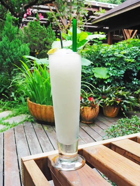 Smoothie Litchi Frais Sur Table Bois Avec Fond Feuille Vert — Photo