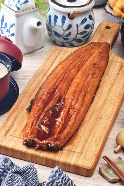 木制切菜板上烤鳗鱼 烤乌木 — 图库照片