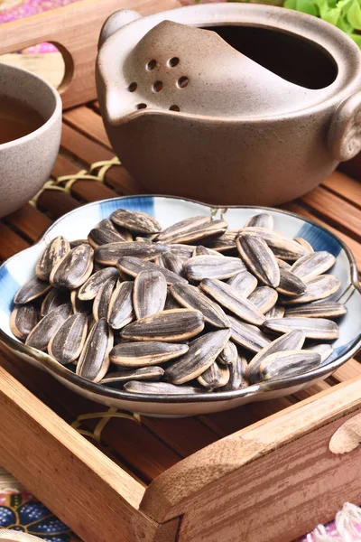 Семена Подсолнуха Тарелке Горячим Чаем — стоковое фото