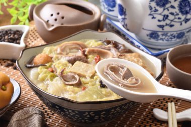 Biberli domuz eti çorbası - kışın popüler bir Tayvan yemeği  