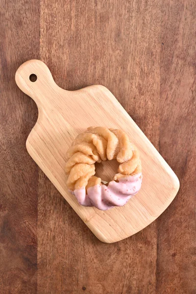 Клубничный Французский Пончик Деревянном Подносе — стоковое фото