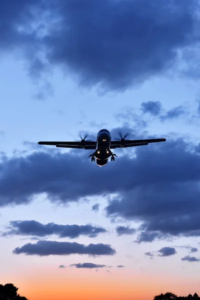 Avión Aterrizando Atardecer —  Fotos de Stock