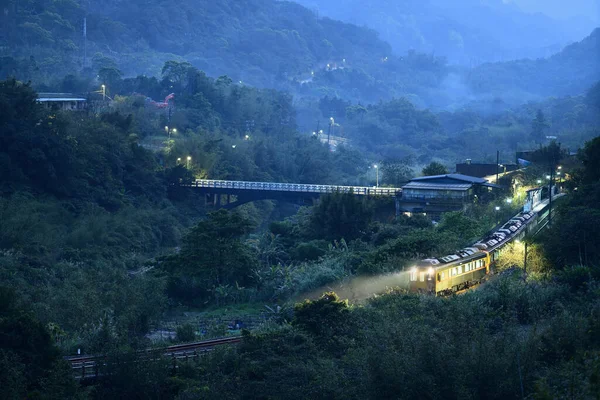 Tren Local Que Corre Una Hermosa Estación Campo Atardecer Pingxi — Foto de Stock