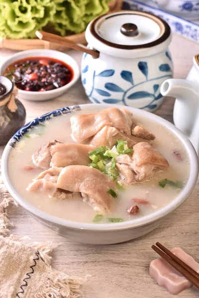 花生肉指关节汤在台湾是一种流行的街头食品 — 图库照片