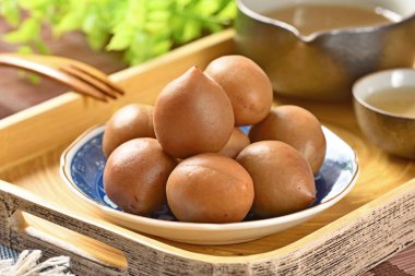 Tabakta çıtır erikler var.