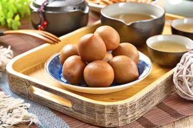 Tabakta çıtır erikler var.