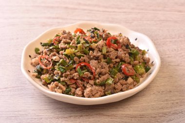 Sotelenmiş domuz eti ve soğan çiçekleri, Tayvan 'da yaygın olarak kullanılan ve sinek başı olarak bilinen bir yemektir.