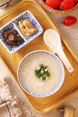 Masada taze soğanlı pirinç lapası. 