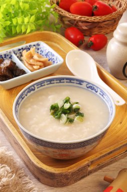 Masada taze soğanlı pirinç lapası. 