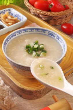 Masada taze soğanlı pirinç lapası. 