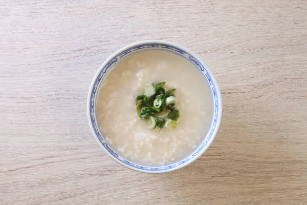 Porridge Riso Con Cipollotto Sul Tavolo — Foto Stock